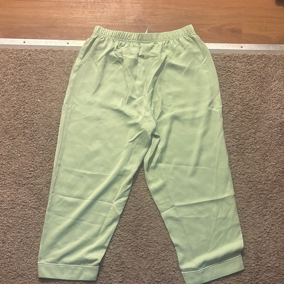Fabletics NWT Ecosatin Crop Pants Woman’s Lg Capri Length Neon Green Brand New!! - Picture 13 of 13